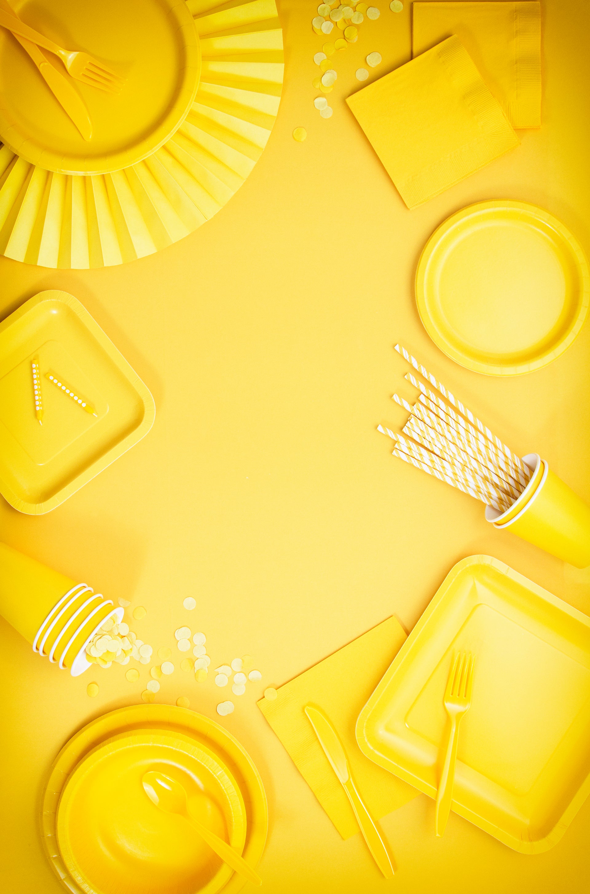 School Bus Yellow Plastic Knives 24ct | Solids